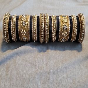 Black and gold bangle set